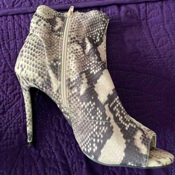 Snake skin color heels - Picture 2 of 3